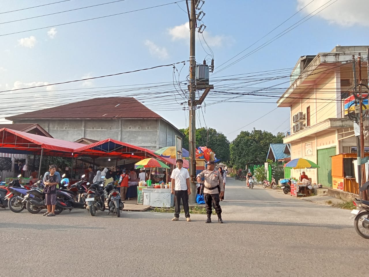 Polsek Pangkalan Kerinci Lakukan Pengamanan dan Pengaturan di Pasar Kaget Ramadhan 1445 H